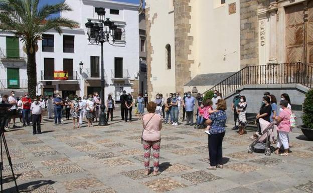 Fotos: Banderas a media asta y minuto de silencio para rendir homenaje a las víctimas de la COVID-19