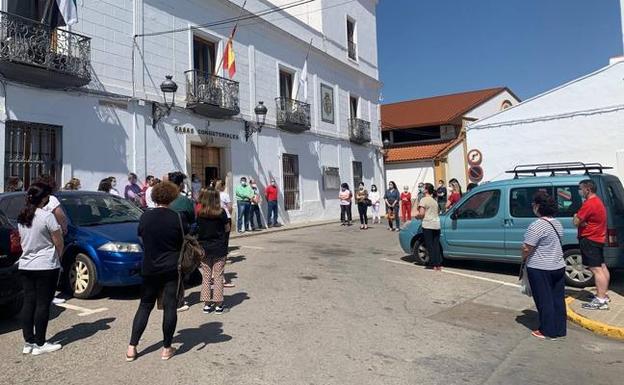 Fotos: Banderas a media asta y minuto de silencio para rendir homenaje a las víctimas de la COVID-19