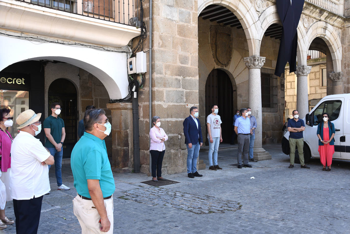 Fotos: Banderas a media asta y minuto de silencio para rendir homenaje a las víctimas de la COVID-19