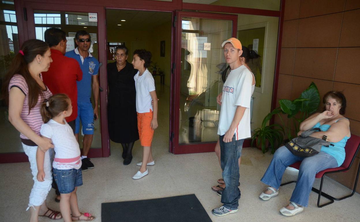 Personas a las puertas de los Servicios Sociales del Ayuntamiento de Mérida para solicitar la renta básica en una imagen de archivo. 