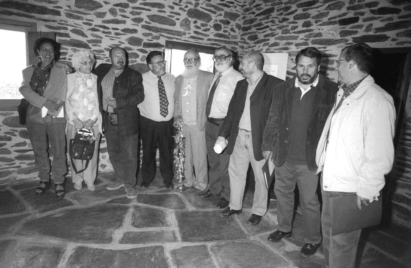 Miembros del jurado del Premio Tierra y Libertad en 1999 con Gallo.