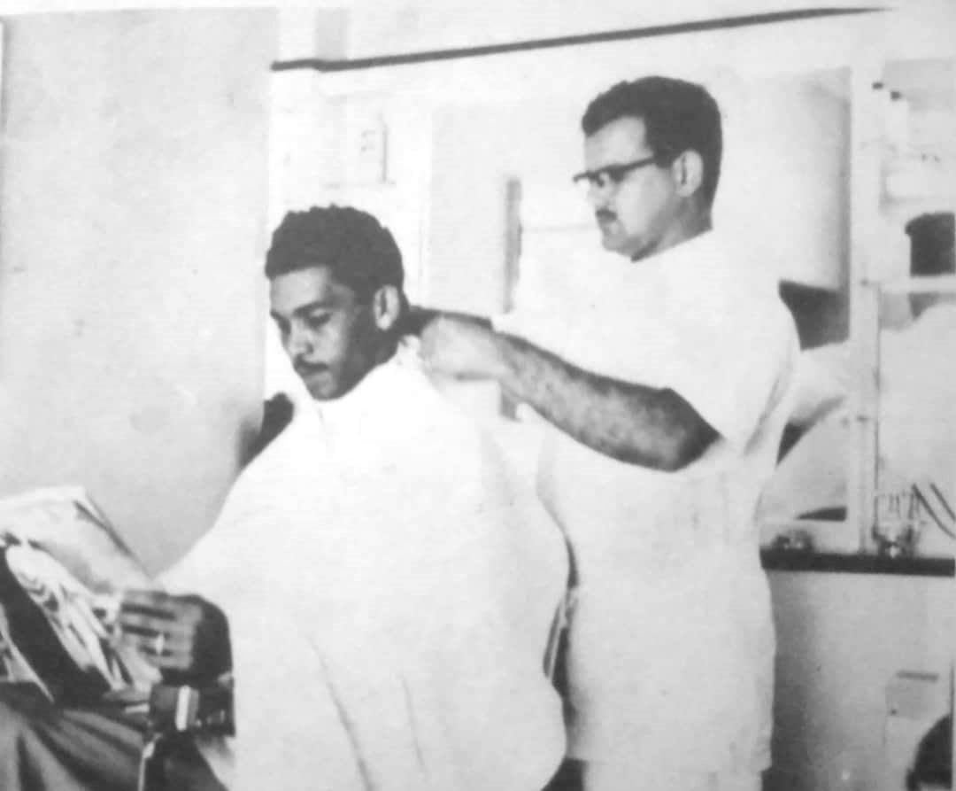 Gallo en su barbería.