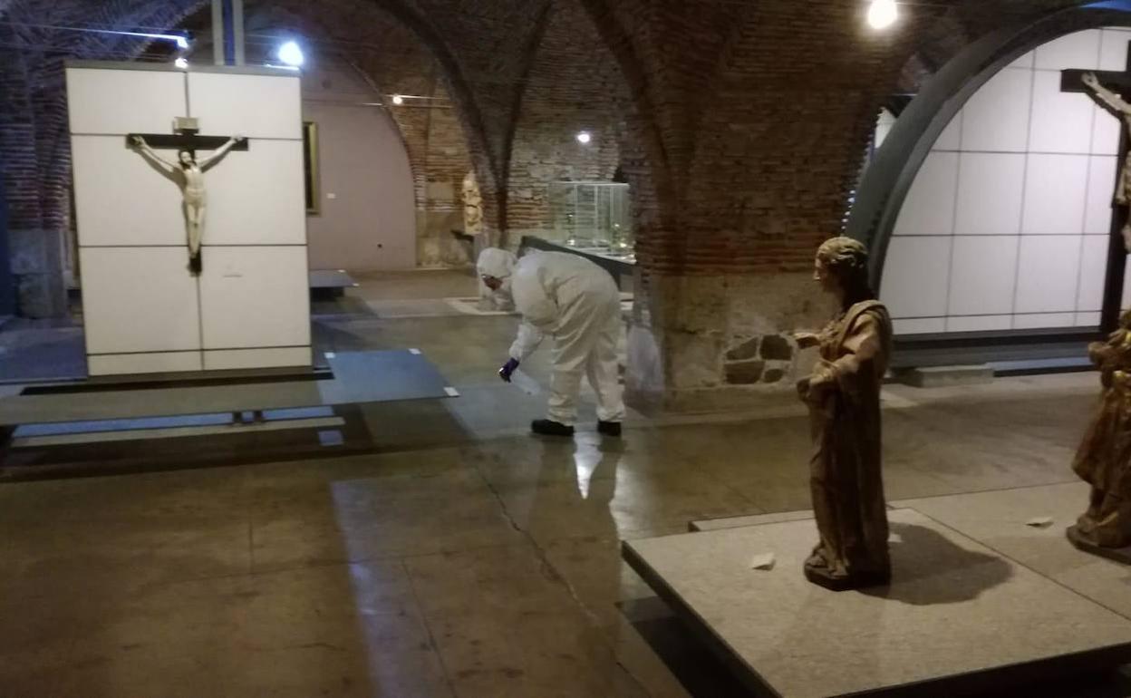 Labores de desinfección en el Museo de Cáceres, que abrirá sus puertas la próxima semana.