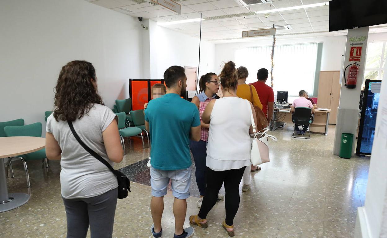 Imagen de archivo de una cola en una oficina del Sexpe. 