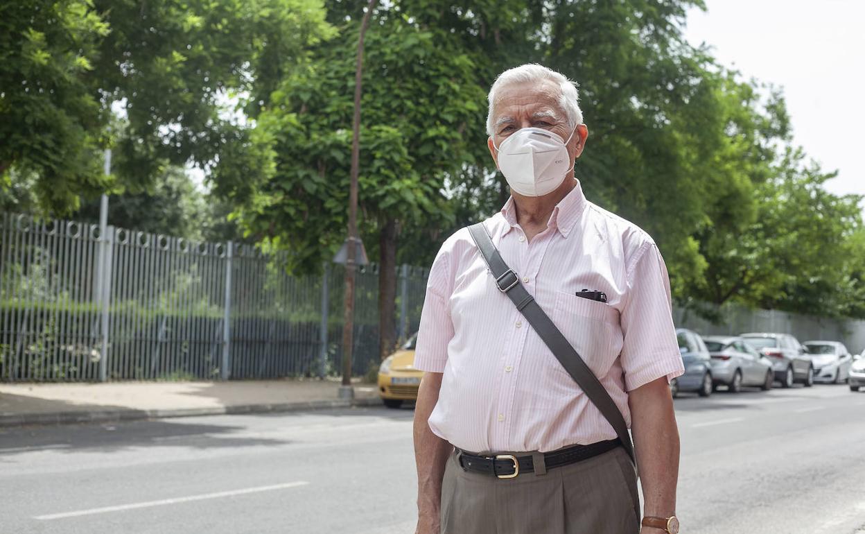 Justo Cardador durante su paseo diario por Cáceres. 