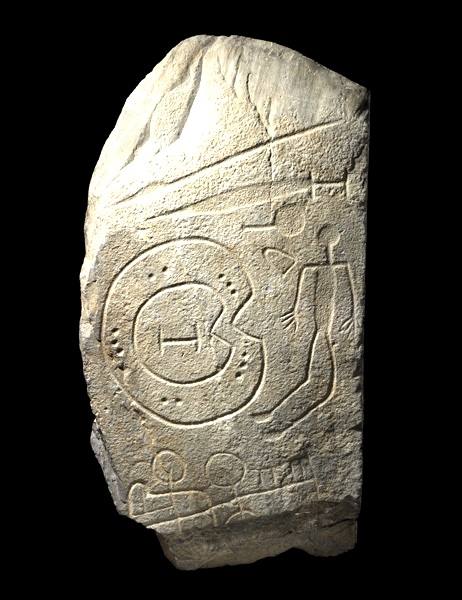 La lápida es una losa que tapaba una tumba de un guerrero; según el doctor alemán Hübner podía ser de un jefe de Viriato.