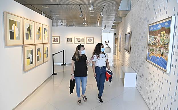 Dos chicas lo visitan en solitario.