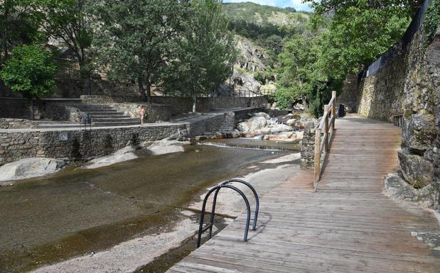 Imagen principal - Arriba, piscina natural en Casas del Monte, en Valle del Ambroz el jueves; Abajo piscina natural en La Codosera la semana pasada y Prosepirna, que es posible sí abra este verano cuando se conozcan las condiciones.