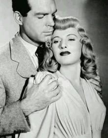 Imagen secundaria 2 - Barbara Stanwyck con Gary Cooper en 'Juan Nadie', junto al resto del reparto de la serie 'Dinastía' y con Fred MacMurray en 'Perdición'.