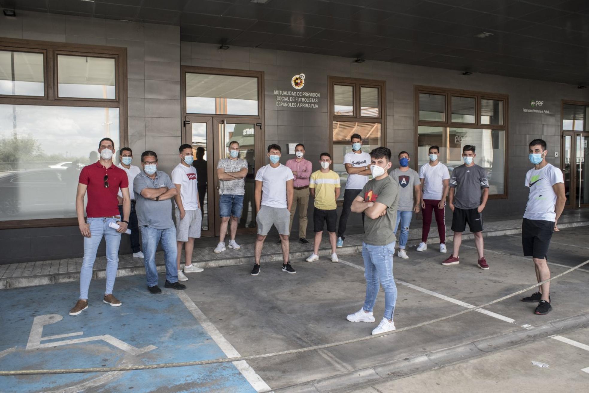 La AD Lobón, ayer a las puertas de la sede de la Federación Extremeña de Fútbol, en Badajoz. 