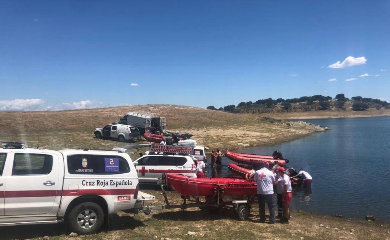 El personal de actividad subacuática se prepara para la búsqueda.