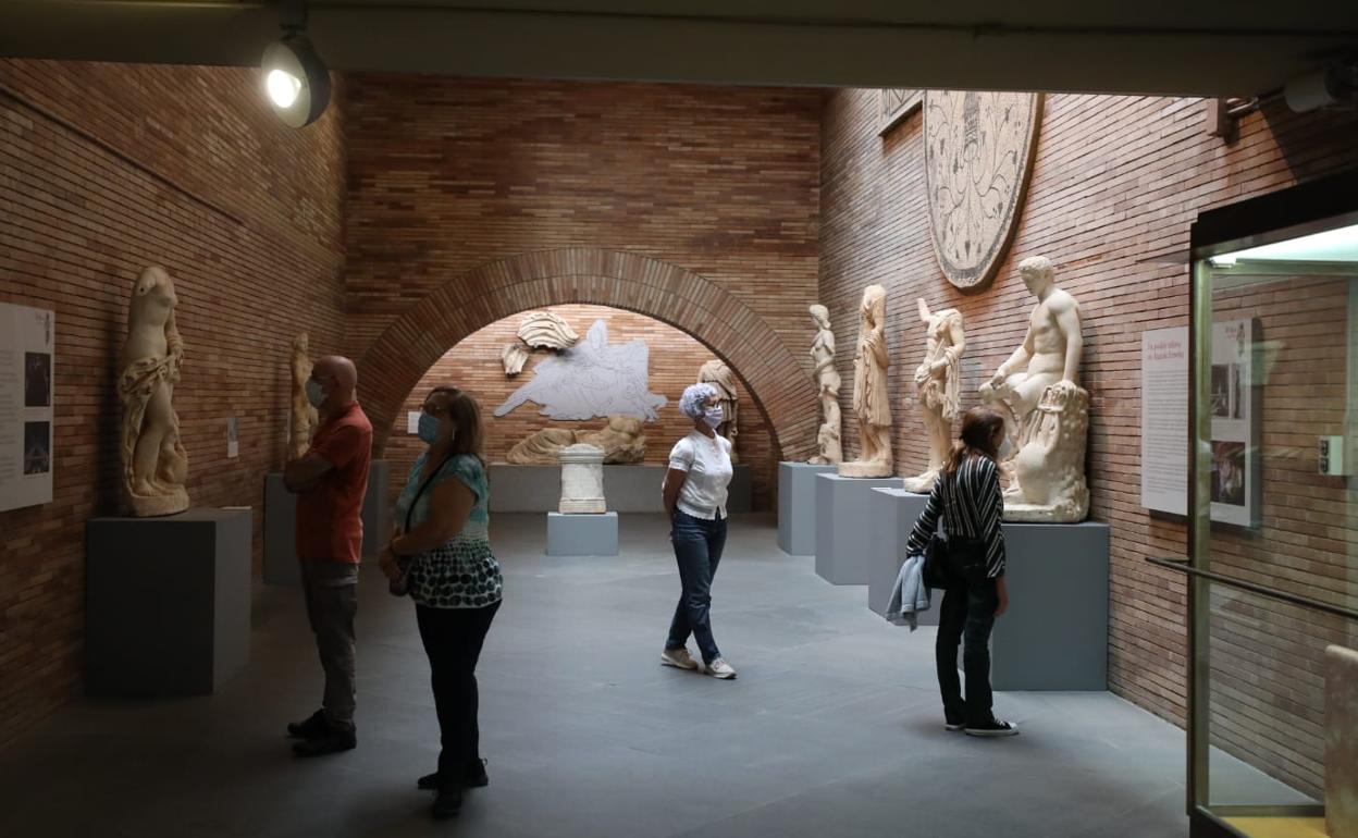 Visitantes en el primer día de reapertura tras el cierre por la pandemia. 