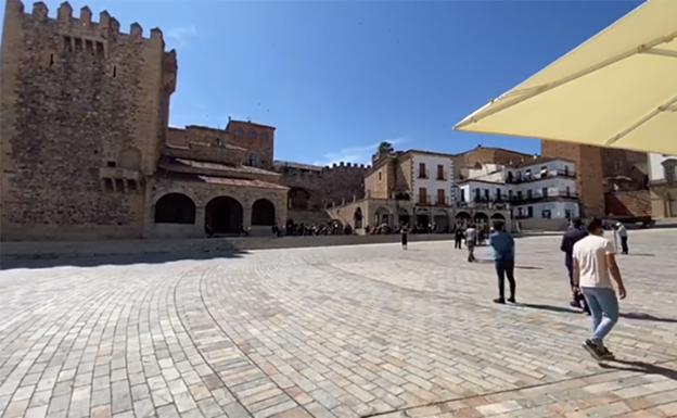 Cáceres protagoniza un anuncio de un banco como homenaje a los sanitarios de la ciudad