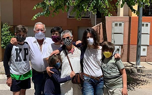 Ana (tercera por la izquierda) con sus padres, su hermana y sus hijos.