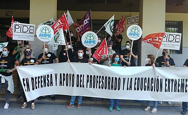 Los sindicatos se concentran contra los recortes en Educación