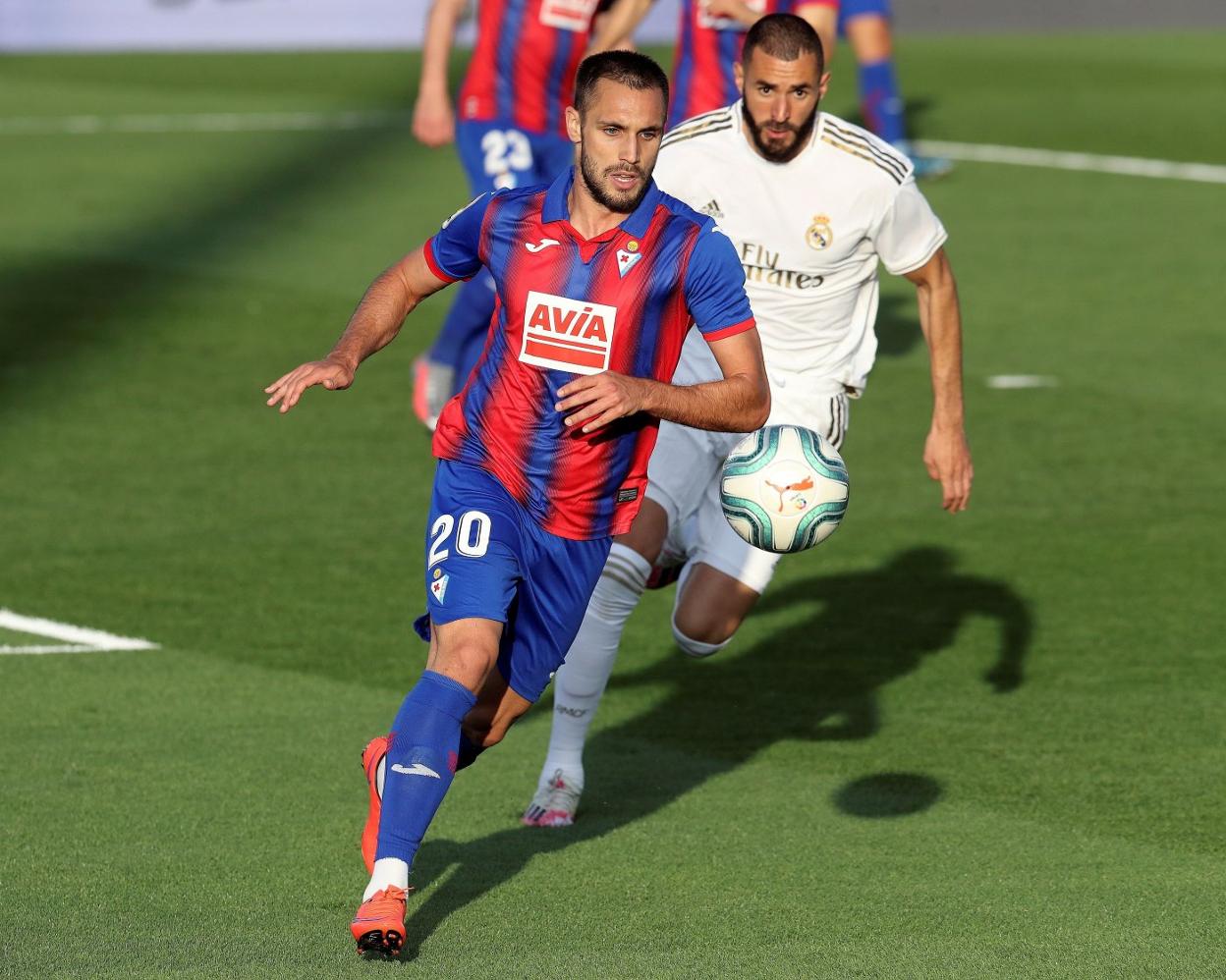 Rober Correa, perseguido por Benzema en el partido entre el Eibar y el Real Madrid. 