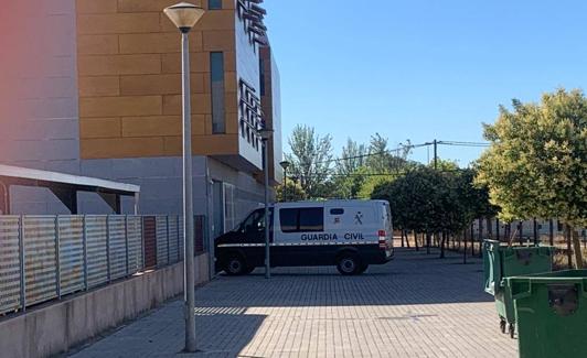 Furgón de la Guardia Civil entrando ayer en los juzgados de Zafra. 