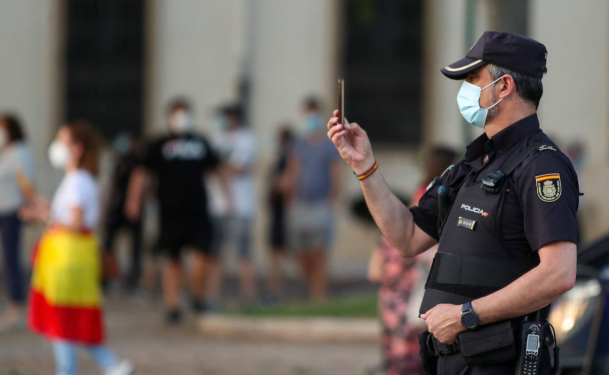 La Policía Nacional vigiló el cumplimiento de las medidas del estado de alarma.