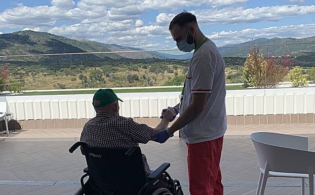 Residencia Ciudad Jardín de Plasencia. El terapeuta Sergio Oliva trabajando con un anciano.
