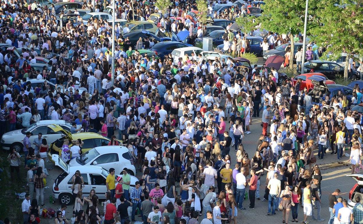 Jóvenes de botellón en el recinto ferial de Badajoz en una imagen de archivo. 
