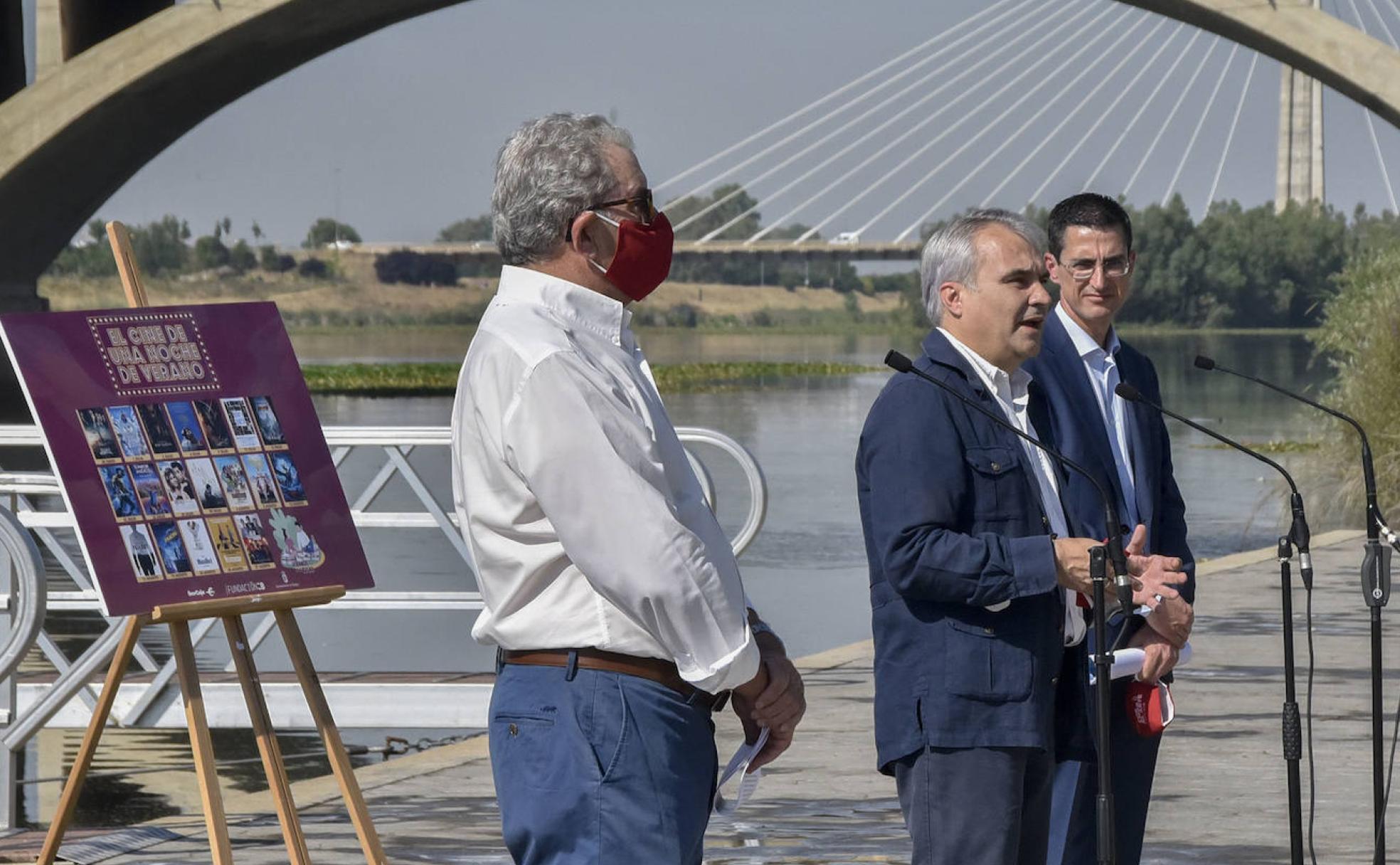 Emilio Vázquez (izquierda), Francisco Fragoso y Fernando Planelles, ayer en el parque del río.