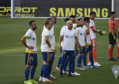 Imagen secundaria 1 - Arriba, Rubén Checa con Roberto Soldado en la Copa del Rey contra el Badajoz; abajo, los jugadores el Cádiz saltaron con una camiseta de la ELA y Unzué anuncia que es un paciente. 