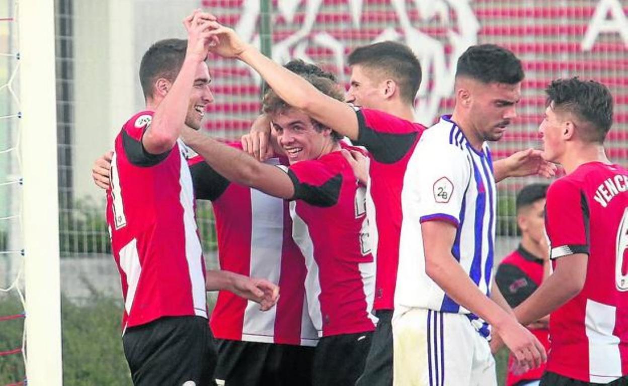 Los jugadores del Bilbao Athletic celebran un gol en el partido ante el Valladolid Promesas. 