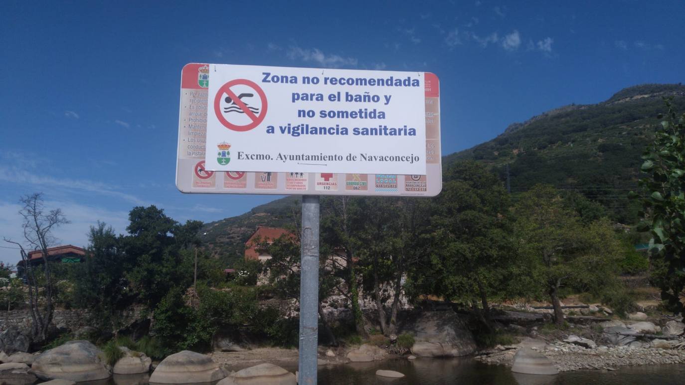 Cartel que prohíbe meterse en el agua en la zona de baño El Cristo, en Navanconcejo. 