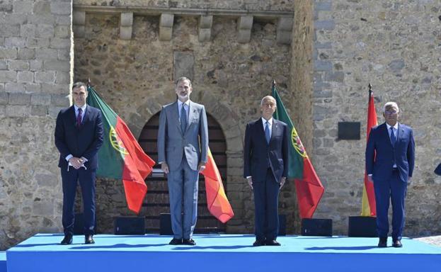 El Rey, Sánchez y sus homólogos lusos simbolizan en Badajoz la reapertura de fronteras