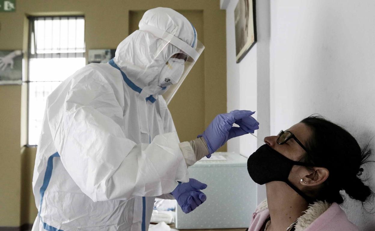 Extremadura notifica seis contagios, cinco del brote en Badajoz y otro sin relación