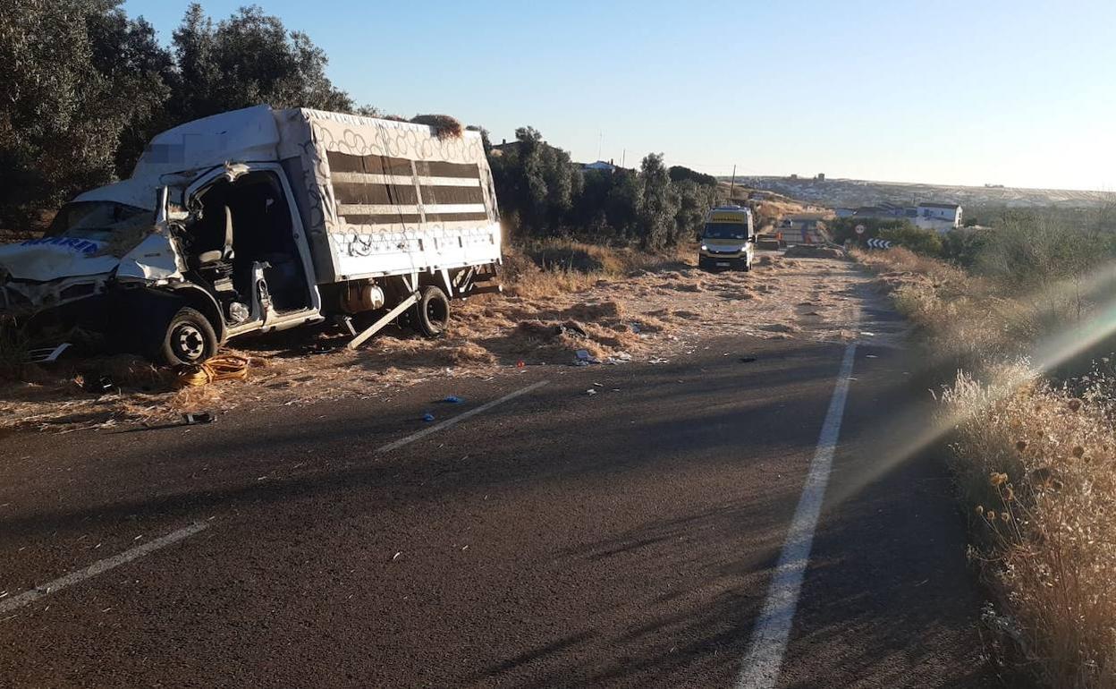 Fallece el conductor de un camión al caerle encima la carga de otro con el que se cruzó cerca de Zalamea de la Serena