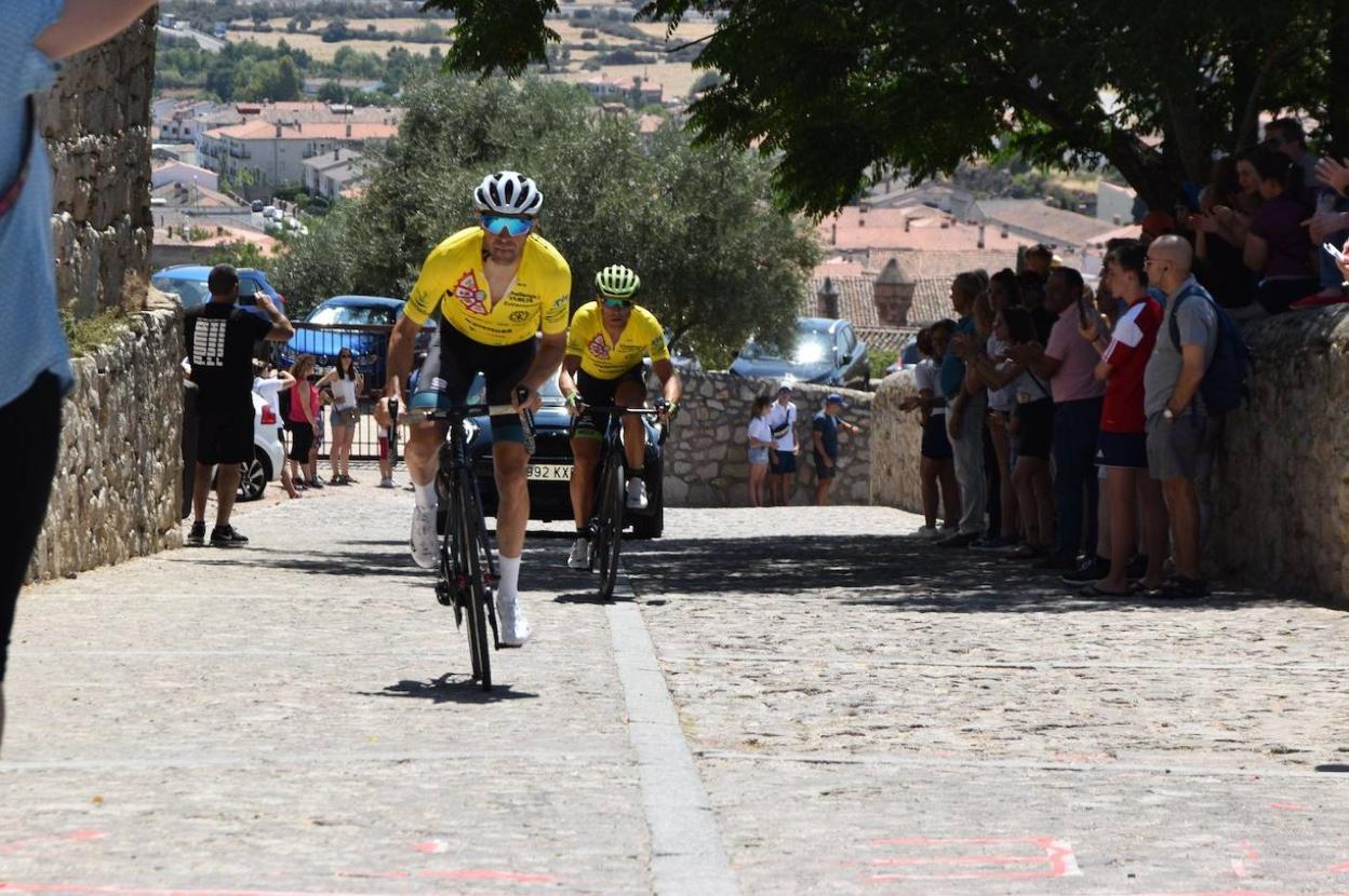 Llegada de los primeros ciclistas el año pasado. 