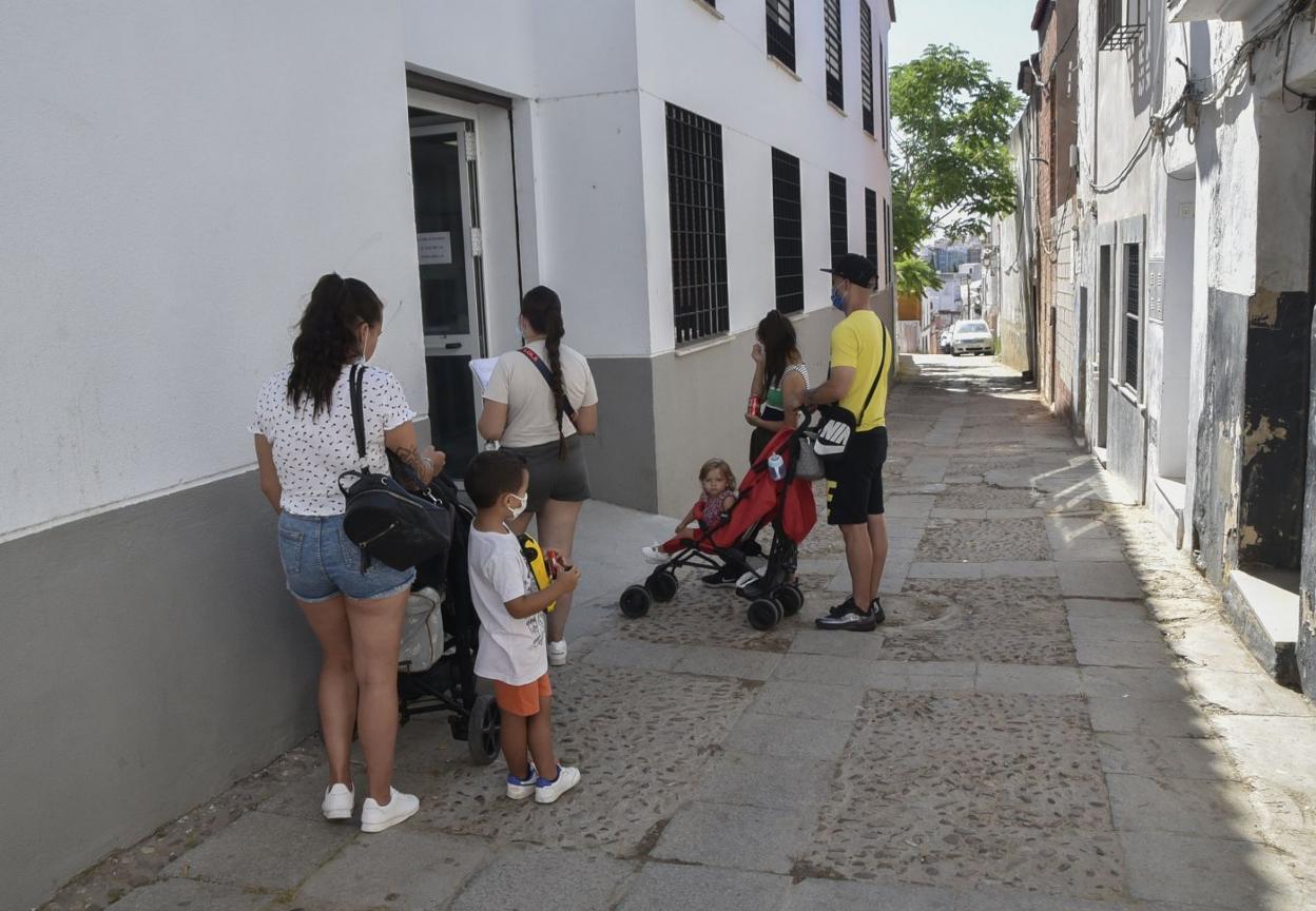 Entrada a la oficina de Servicios Sociales municipales, en la calle San Lorenzo. 