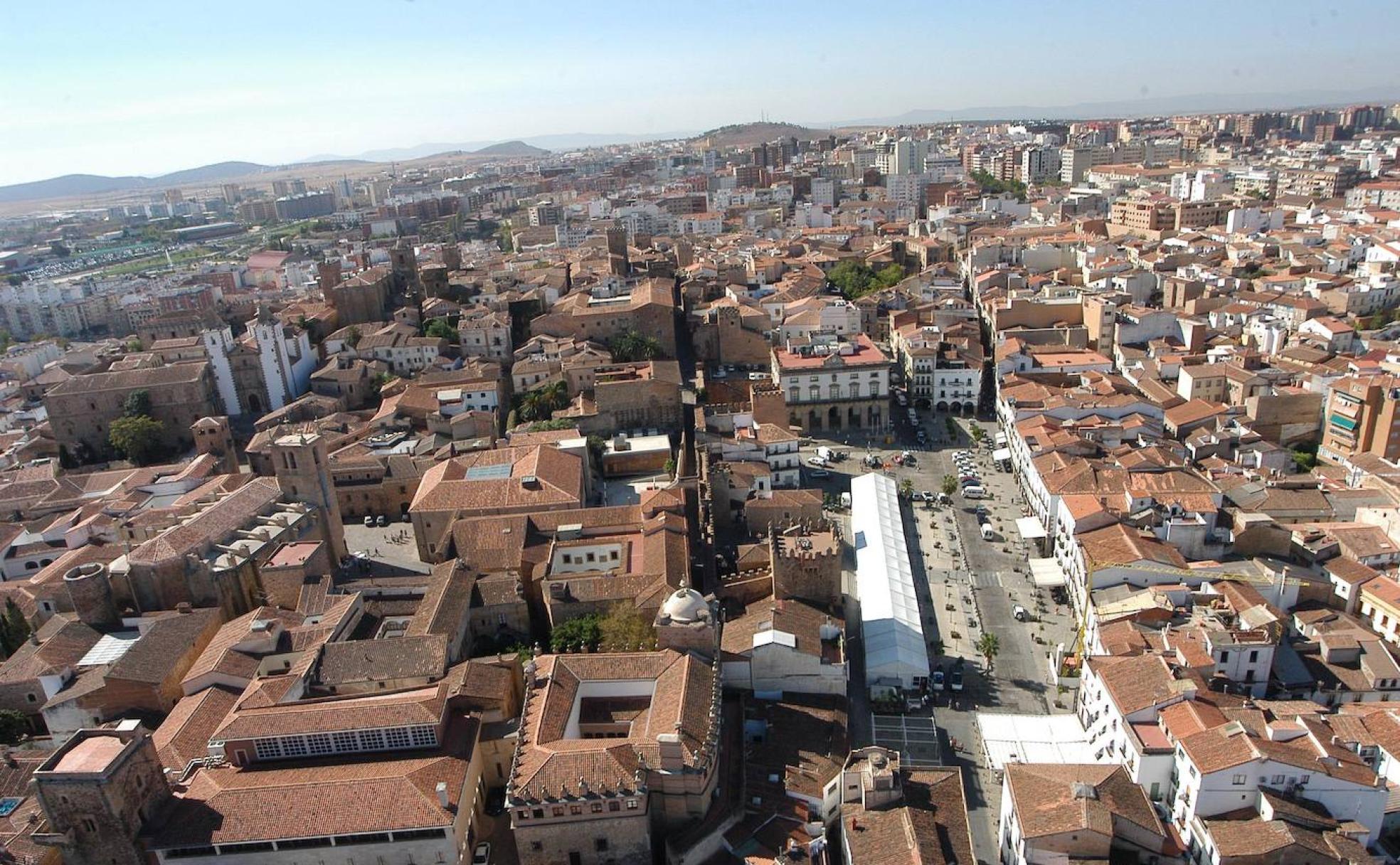 Vista aérea de Cáceres, con la Ciudad Monumental en primer plano. 