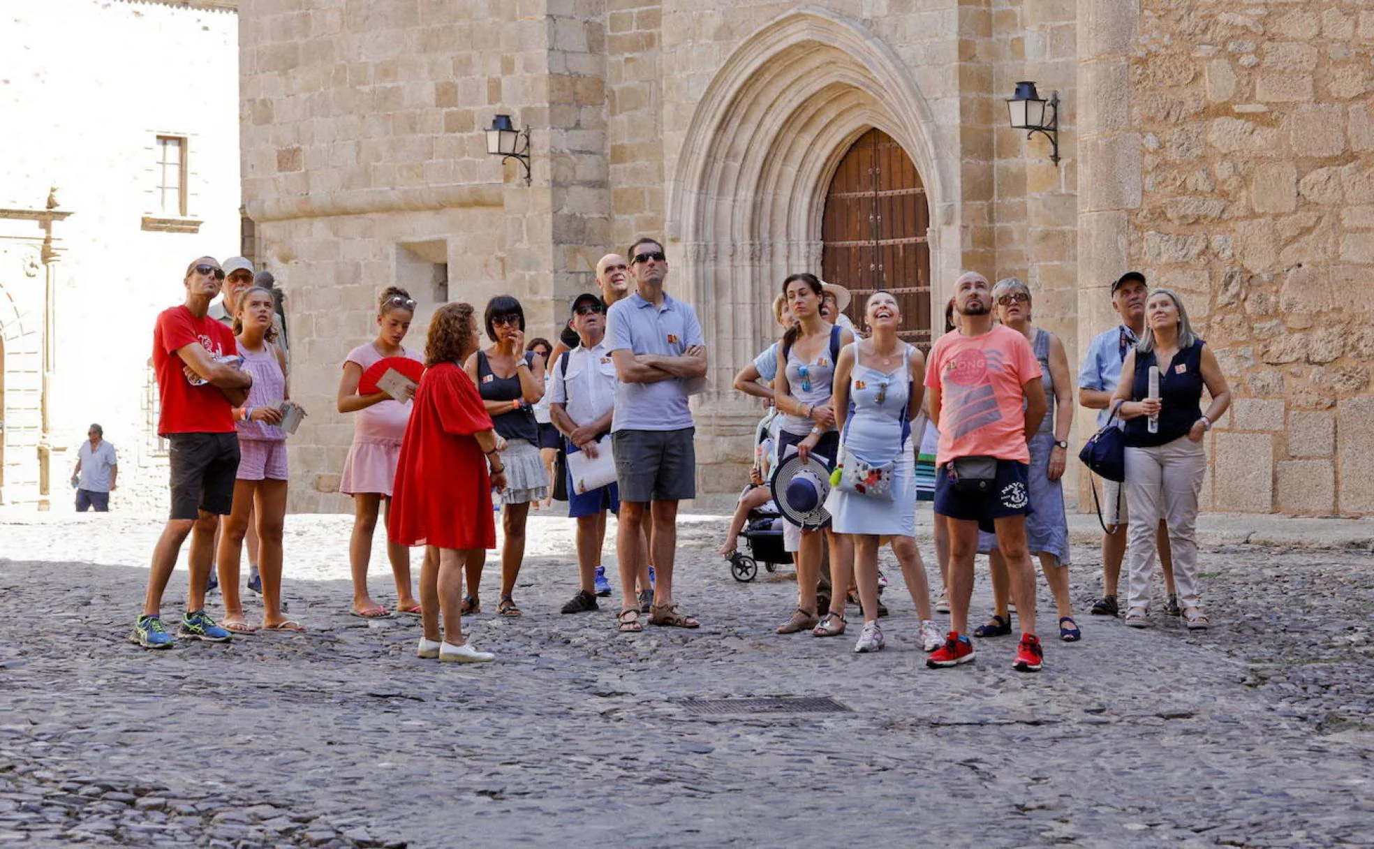 Un grupo de turistas durante una visita guiada por el casco antiguo de Cáceres, en una foto de archivo. 