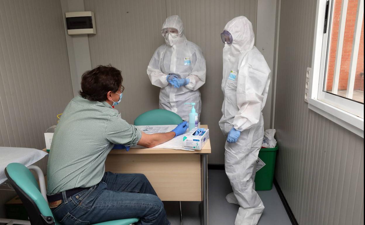Realización de test rápidos en una caseta instalada en el exterior del Hospital de Mérida. 