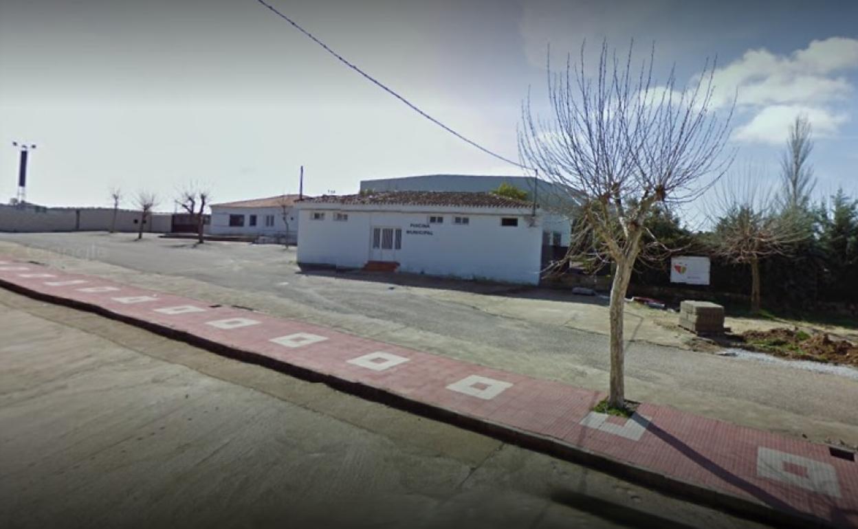 Exterior de la piscina de Torrecillas. 