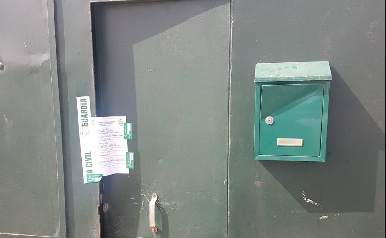 Nave precintada por la UCO en Villanueva del Fresno. 