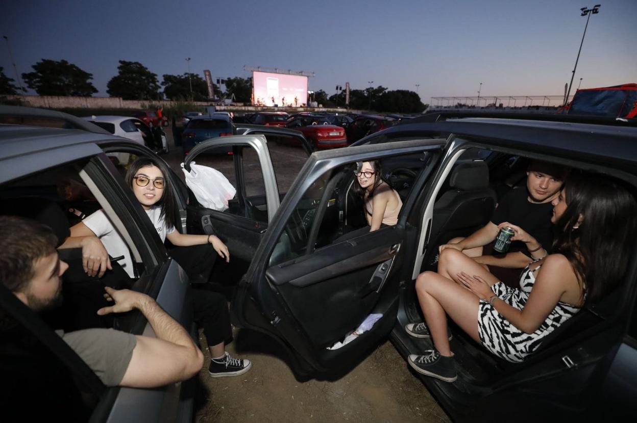 Jóvenes en al autocine instalado en el recinto ferial de Cáceres el pasado mes de junio.