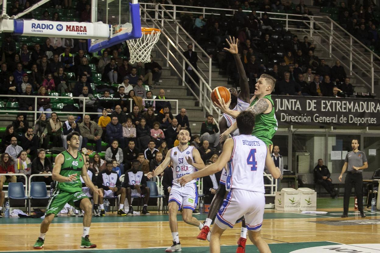 El Cáceres aún medita su inscripción en LEB Oro
