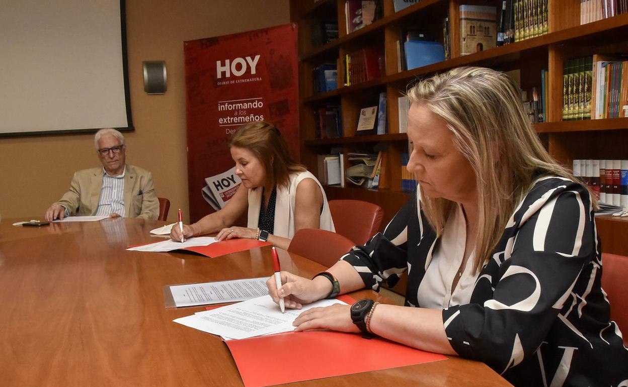 María Jesús Vega (derecha), Manuela Martín y Manuel Guerra. 