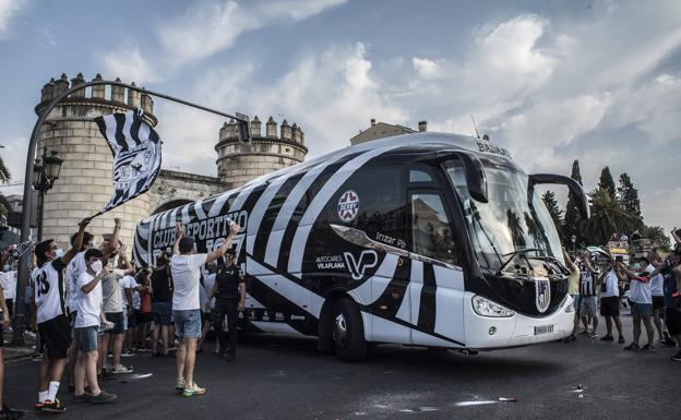 Imagen principal - Badajoz bendice el camino hacia el playoff