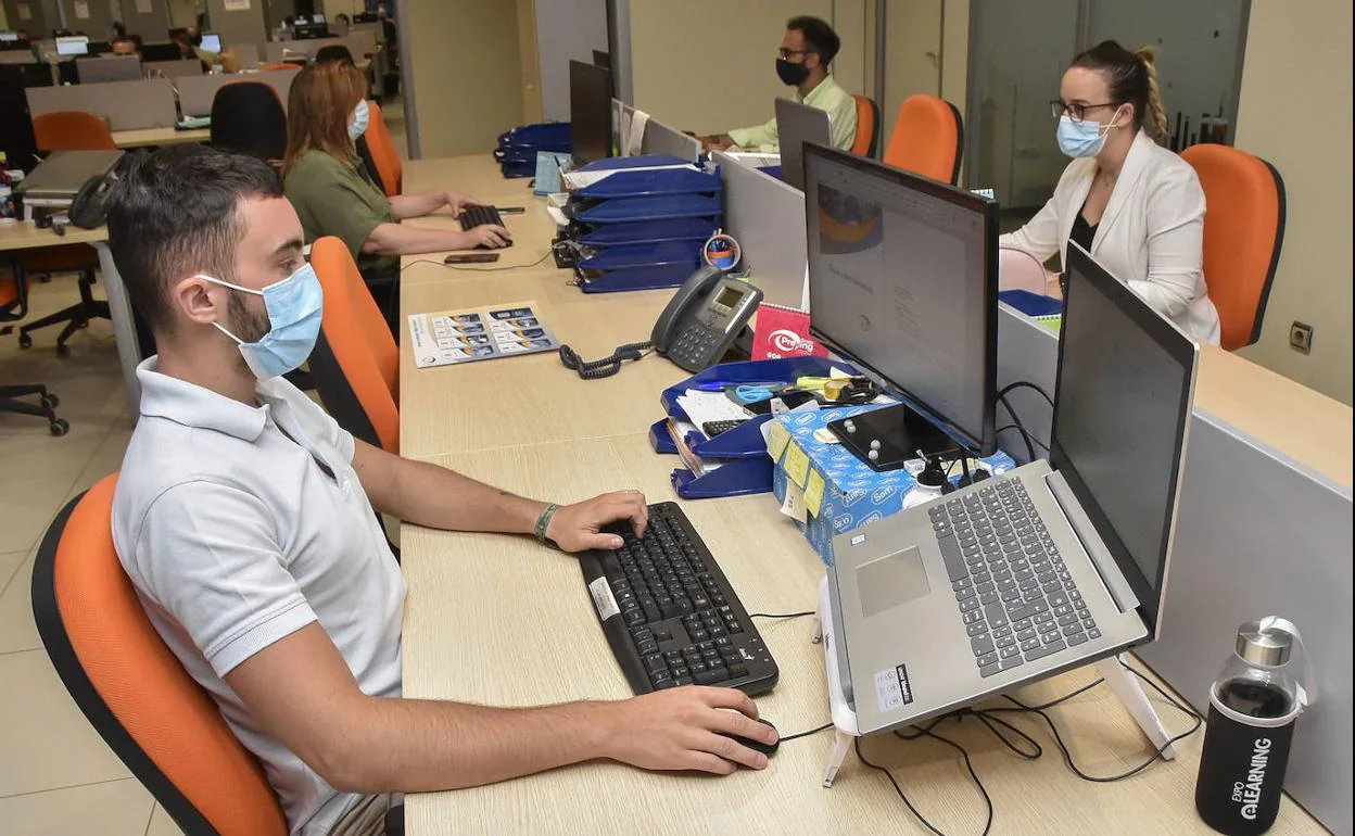 Trabajadores de Preving, en Badajoz, con mascarilla pese a mantener la distancia de seguridad. 