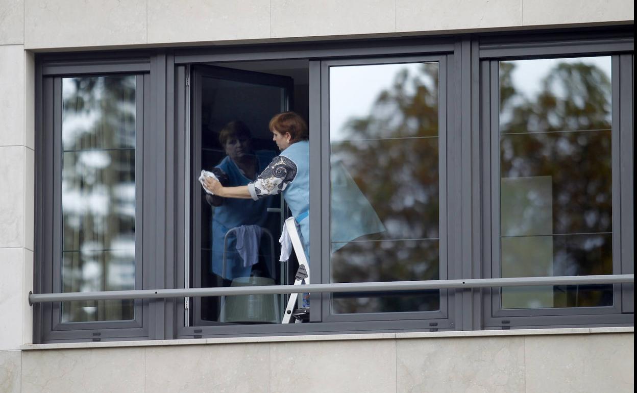 Las empleadas del hogar siguen sin cobrar el subsidio cuatro meses después