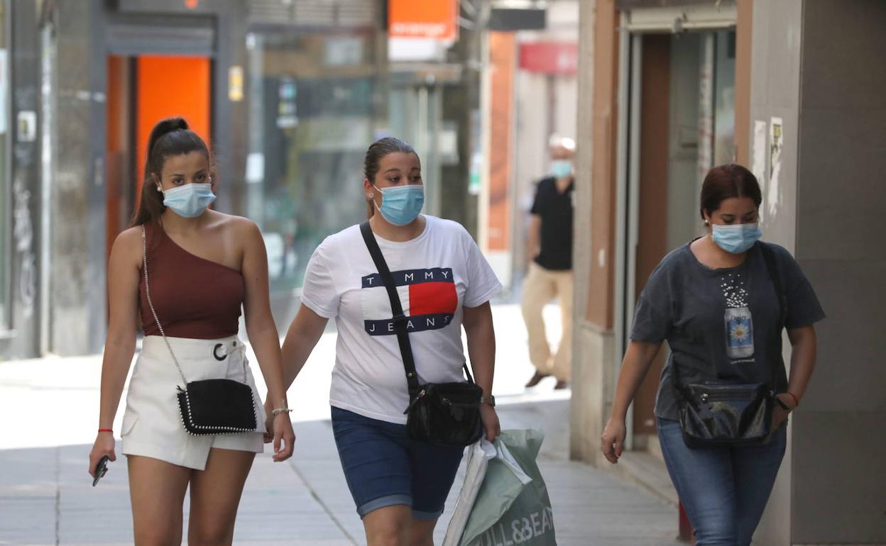 Jóvenes con mascarilla en el centro de Mérida. 