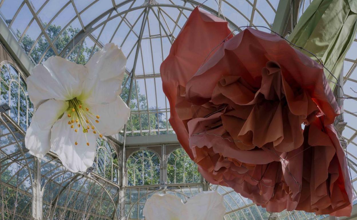 Una de las obras de Petrit Halilaj en el Palacio de Cristal del Retiro.