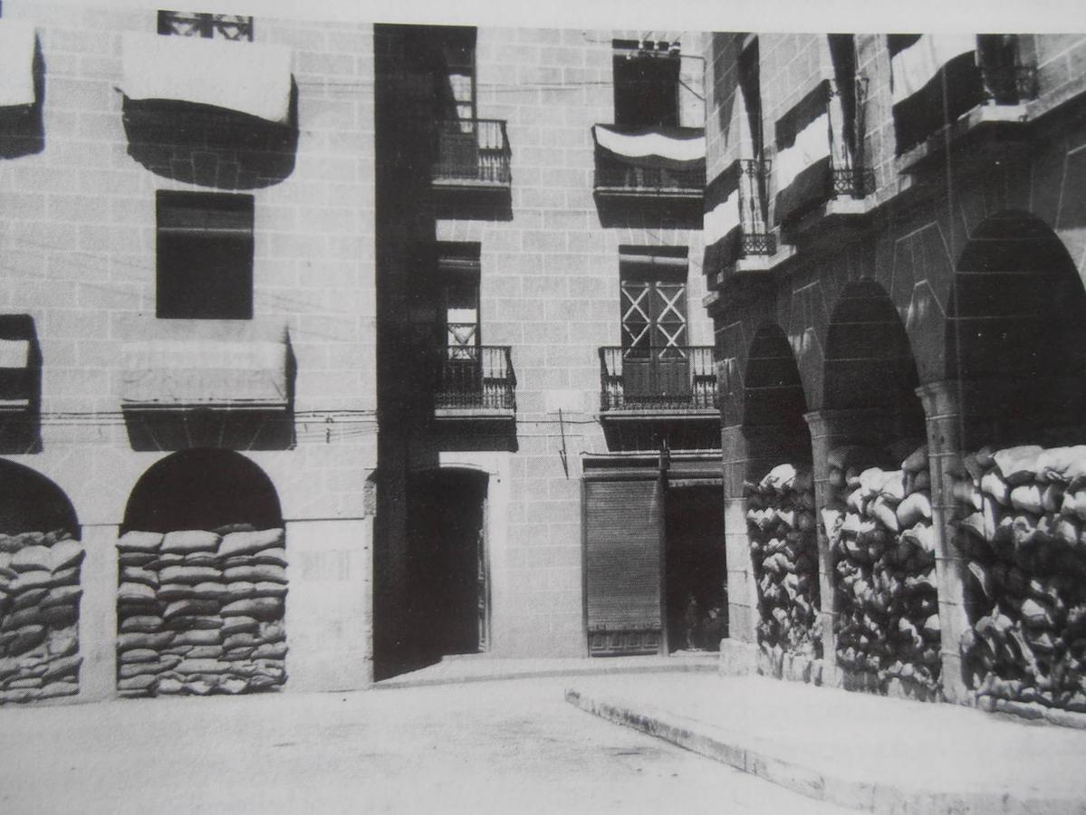 Después del bombardeo los soportales de la Plaza Mayor se habilitaron como refugio con sacos terreros.