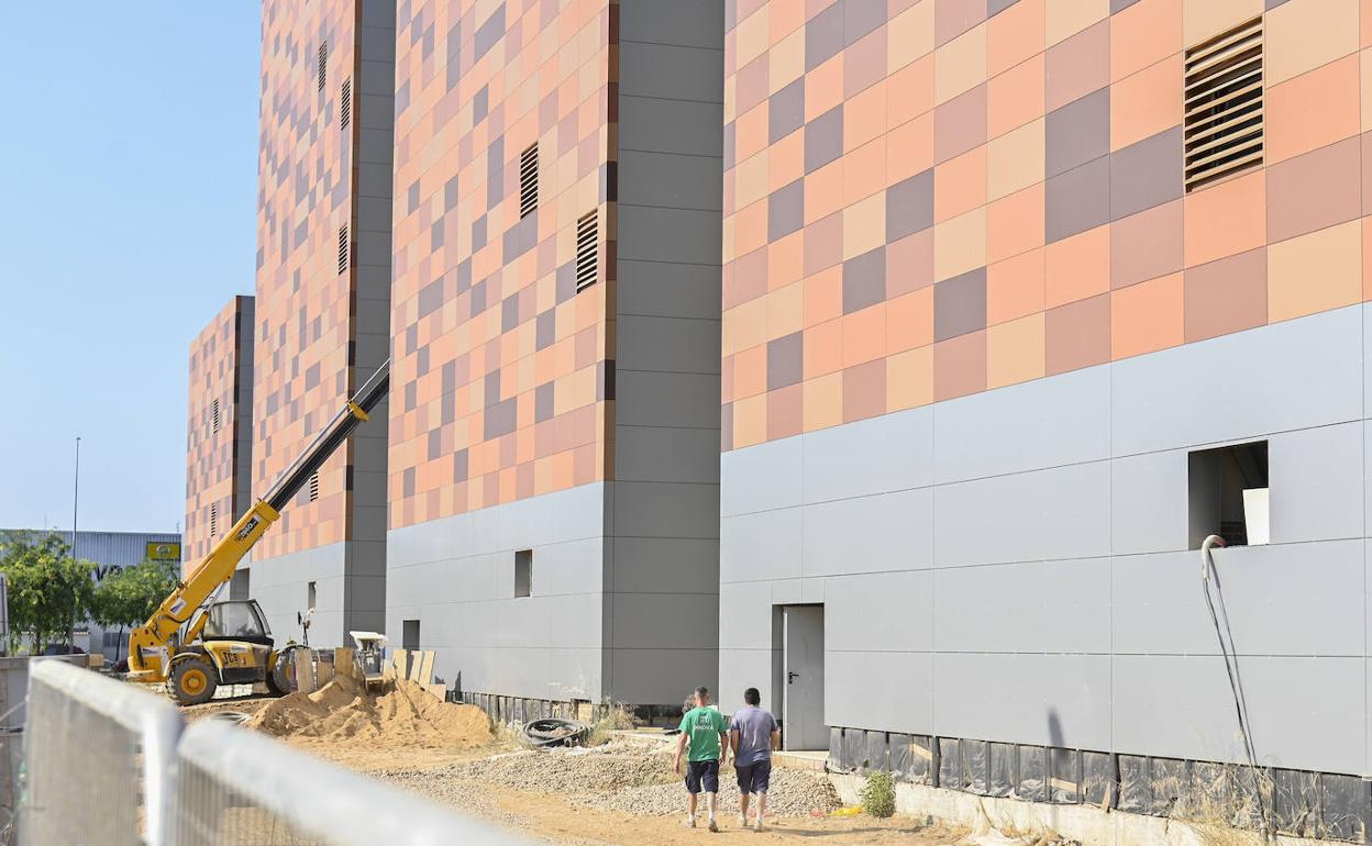 Las máquinas han vuelto a los juzgados de la Ronda Norte, que finalmente se retrasarán dos años. 