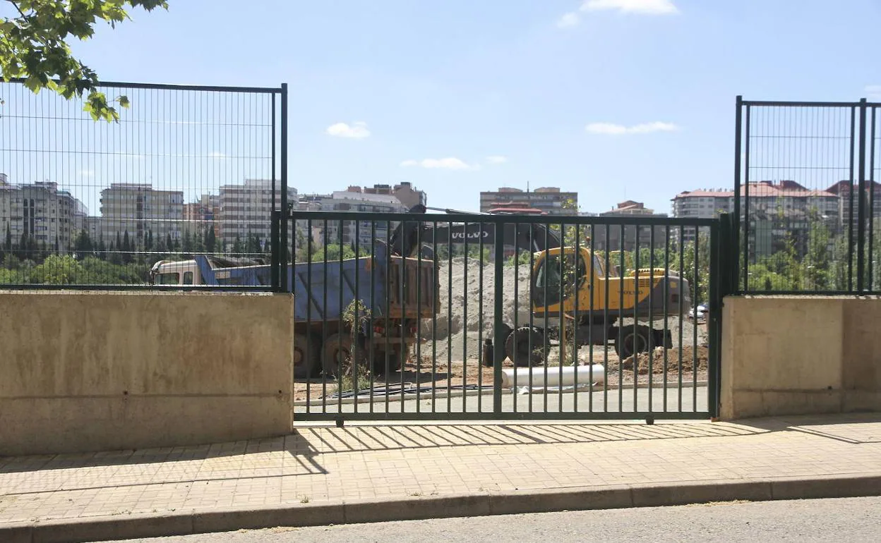 Camiones y maquinaria de obra en la ampliación del Parque del Príncipe en la calle Islas Canarias. 