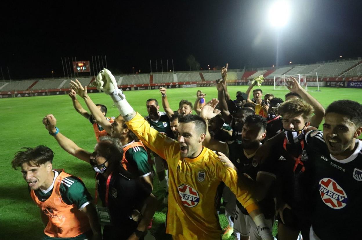 Locura en la plantilla del Badajoz comandada por el meta Kike Royo tras la tanda de penaltis. 